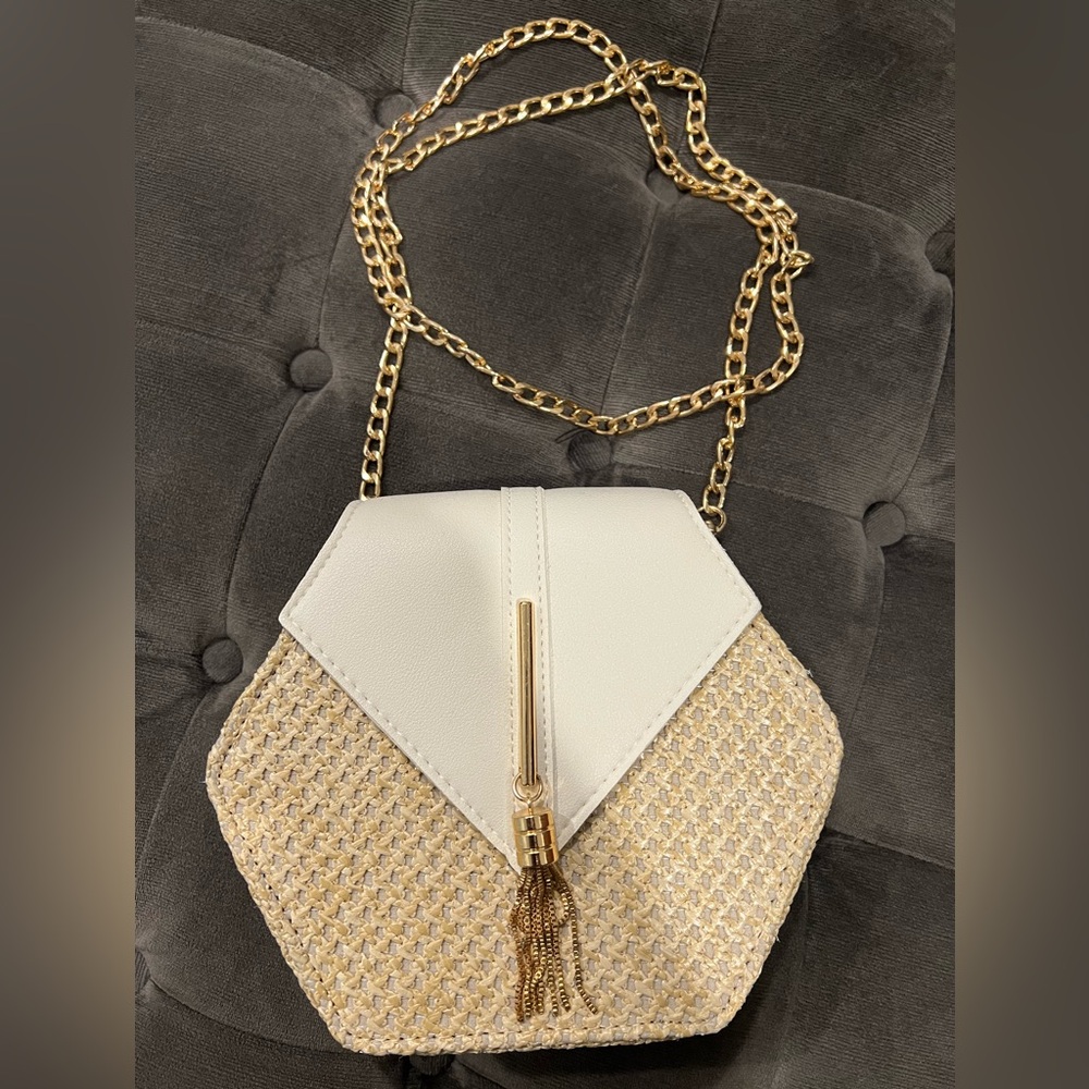 Source Unknown White and Natural Woven Crossbody with Gold Chain